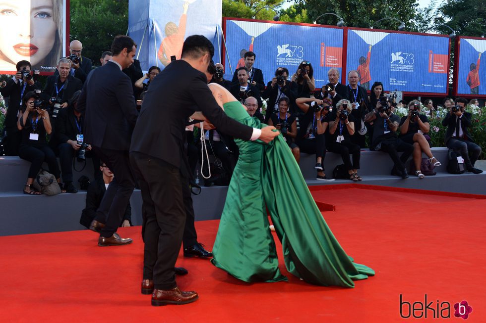 Moon So-ri cayéndose en la premiere de 'La luz entre los océanos' en la Mostra de Venecia 2016