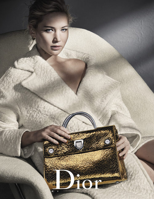 Jennifer Lawrence con un bolso metalizado de Dior otoño/invierno 2016/2017