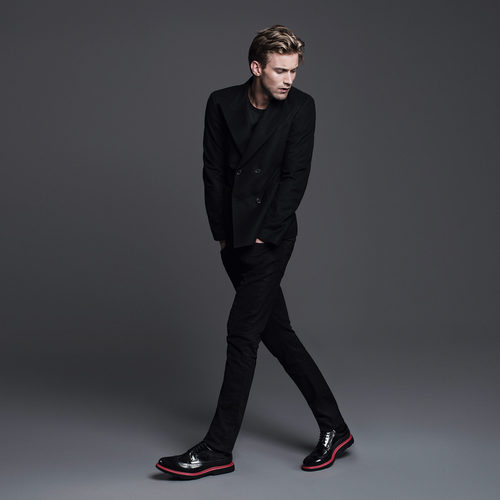 RJ King con unos zapatos oxford negros de Hogan otoño/invierno 2016/2017