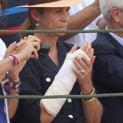 La Infanta Elena reaparece escayolada tras su operación en el homenaje a Víctor Barrio