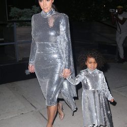 Kim Kardashian y North West visten a juego para ir a una actuación de Kanye West