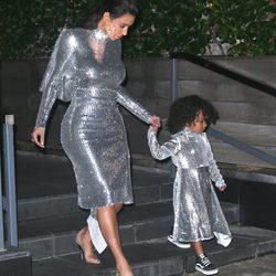 Kim Kardashian y North West visten iguales en una actuación de Kanye West