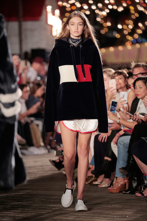 Gigi Hadid desfilando para Tommy Hilfiger otoño/invierno 2016/2017 en la Semana de la Moda de Nueva York