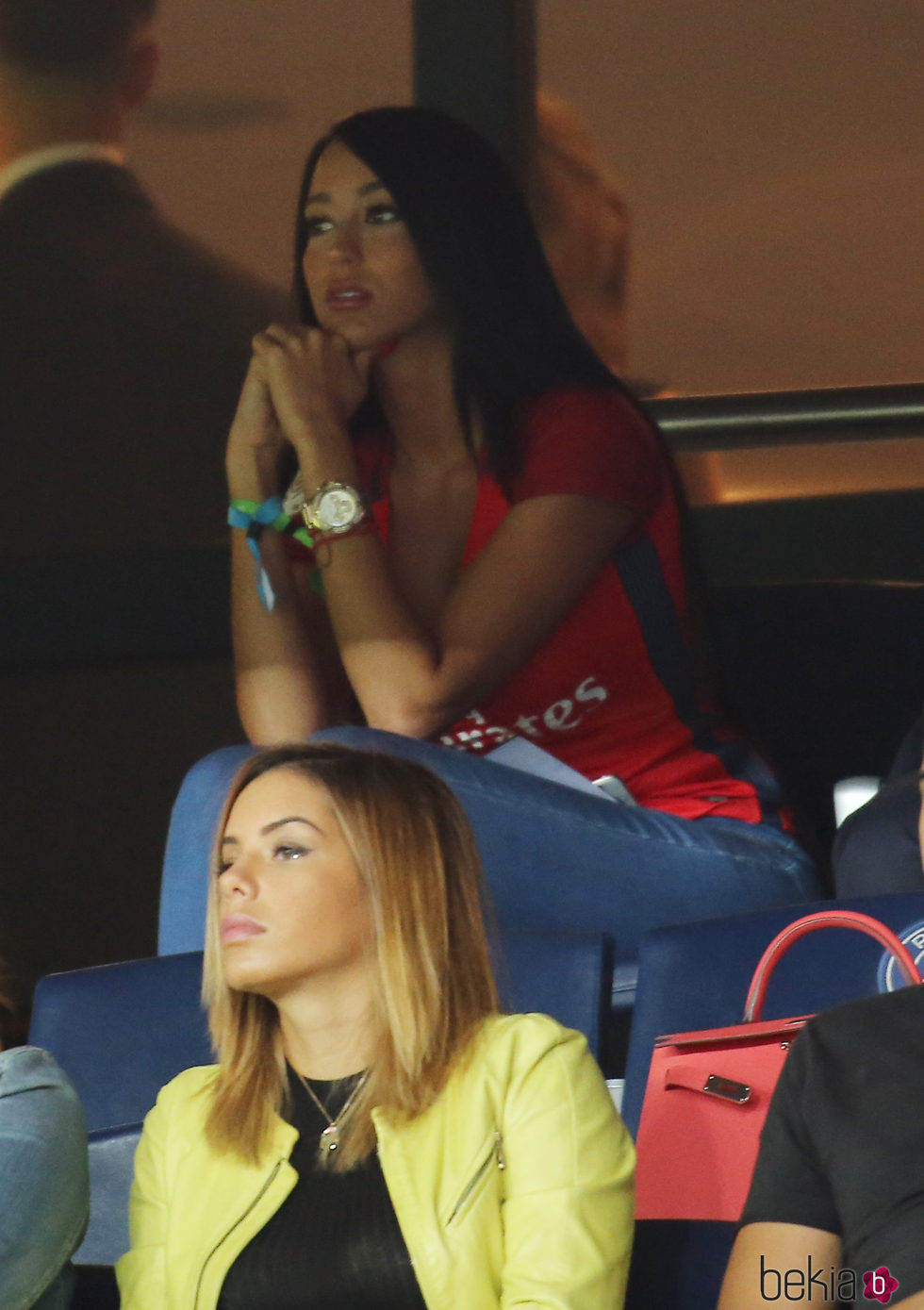 Aura Ruíz muy atenta al partido de su pareja Jesé