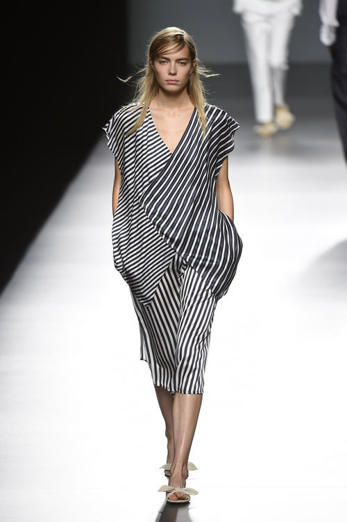 Vestido de rayas de Ángel Schlesser primavera/verano 2017 en Madrid Fashion Week