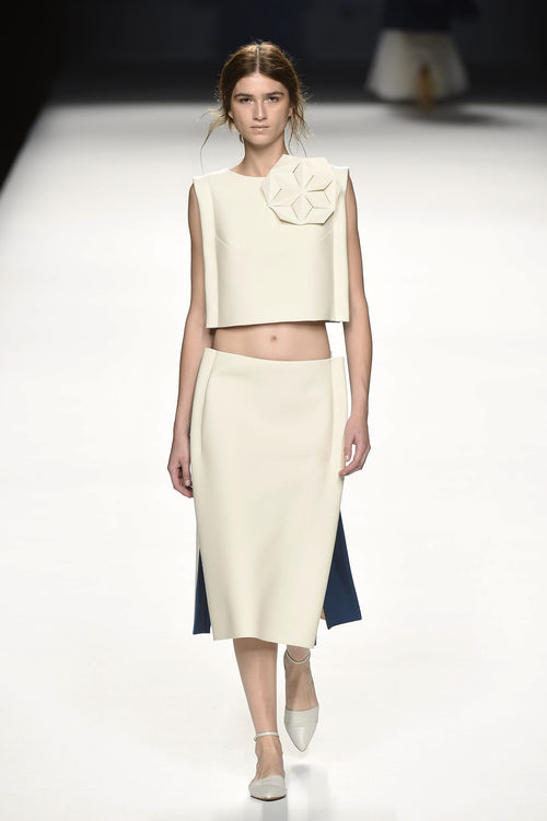 Conjunto de falda y cuerpo blanco de Devota & Lomba primavera/verano 2017 en Madrid Fashion Week