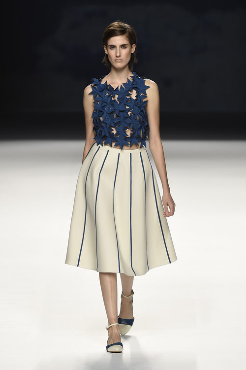 Cuerpo de pajaritas azul y falda blanca de Devota & Lomba primavera/verano 2017 en Madrid Fashion Week