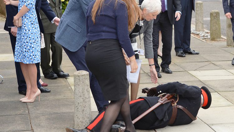El príncipe Guillermo de Inglaterra ayudando a un Lord