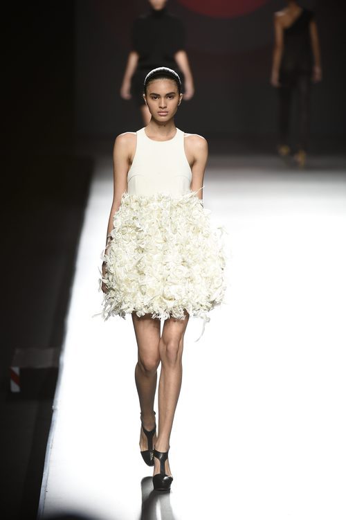 Vestido blanco corto con volumen en la zona inferior de Amaya Arzuaga primavera/verano 2017 Madrid Fashion Week