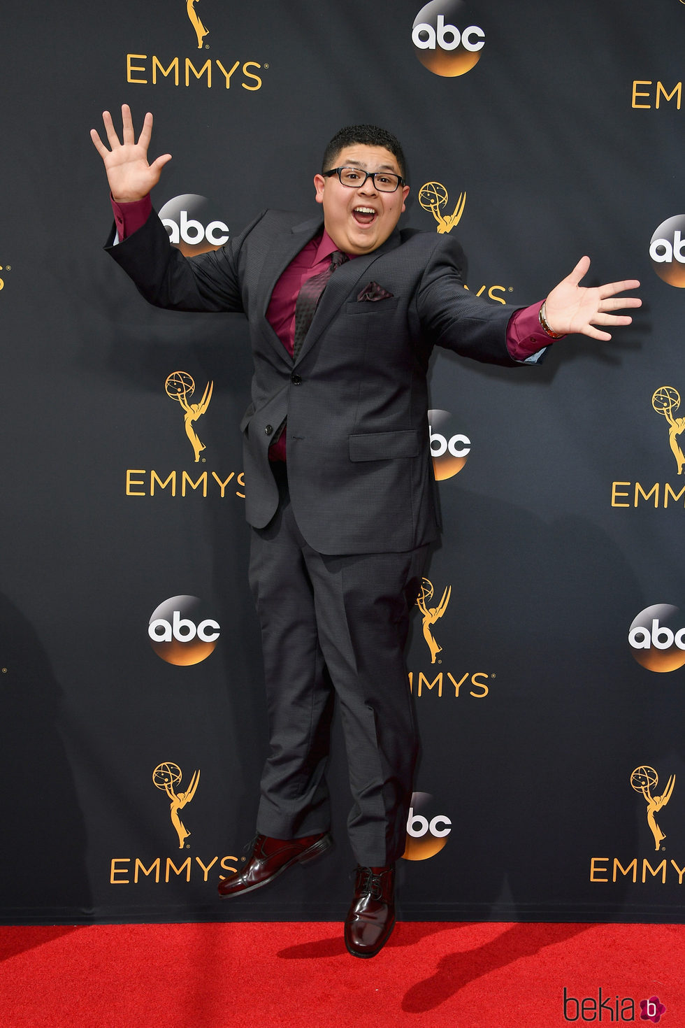 Rico Rodriguez saltando en la alfombra roja de los Premios Emmy 2016