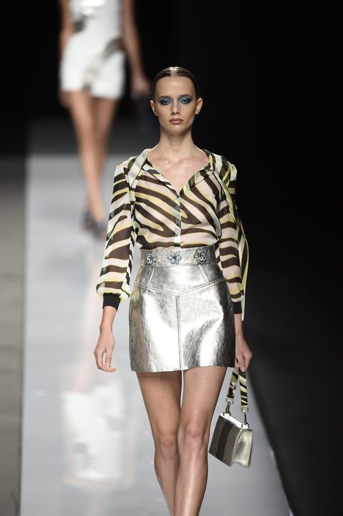 Camisa con estampado de leopardo y falda plateada de Felipe Varela colección primavera/verano 2017 en la Madrid Fashion Week
