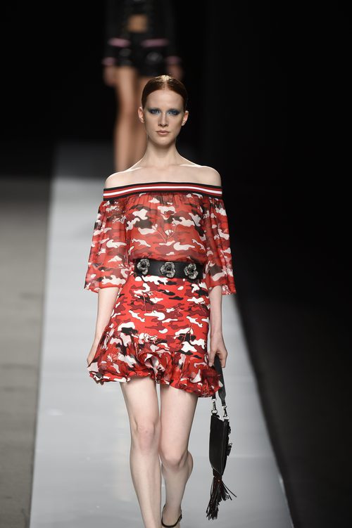 Vestido de camuflaje en tonos rojos de Felipe Varela en la colección primavera/verano 2017 en la Madrid Fashion Week