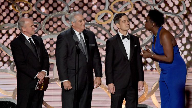 Leslie Jones con los representantes de Ernst & Young en los premios Emmy 2016