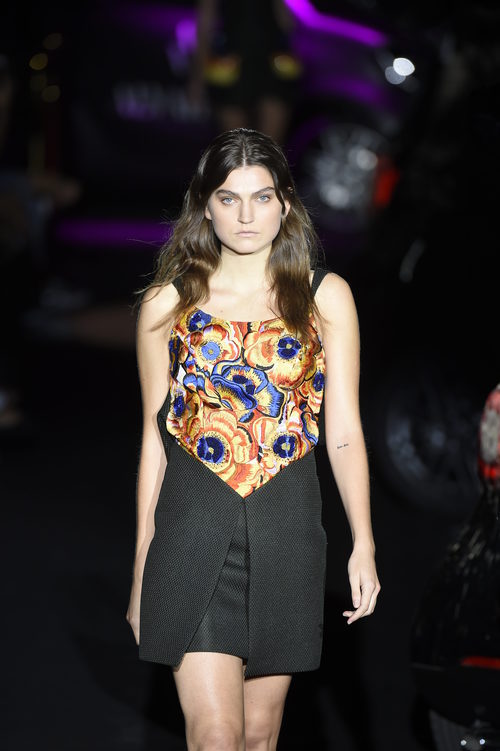 Conjunto de blusa de flores y falda negra de Alvarno primavera/verano 2017 para Madrid Fashion Week