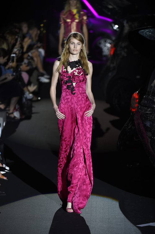 Vestido largo fucsia y negro de Alvarno primavera/verano 2017 para Madrid Fashion Week