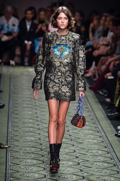 Vestido con estampado brocado en estilo barroco durante el desfile de Burberry en la Fashion Week de Londres