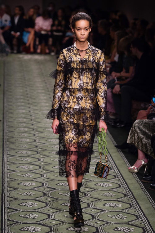 Vestido en capa bordada en estampado de flores durante el desfile de Burberry en la Fashion Week de Londres