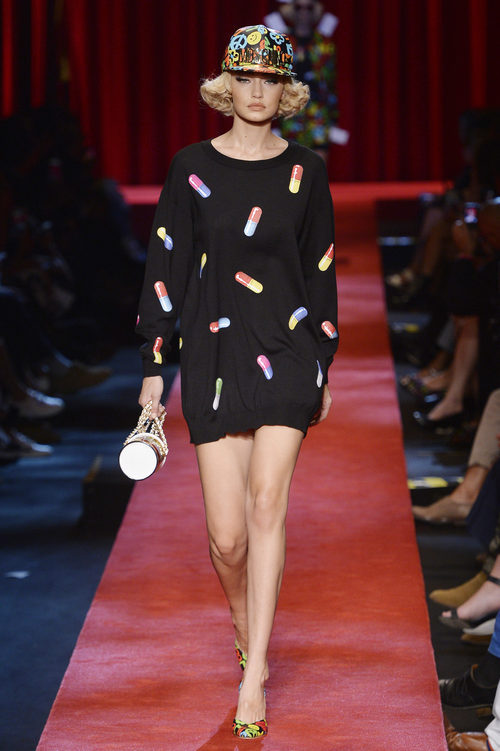 Vestido estampado con pastillas de Moschino primavera/verano 2017 en la Milán Fashion Week