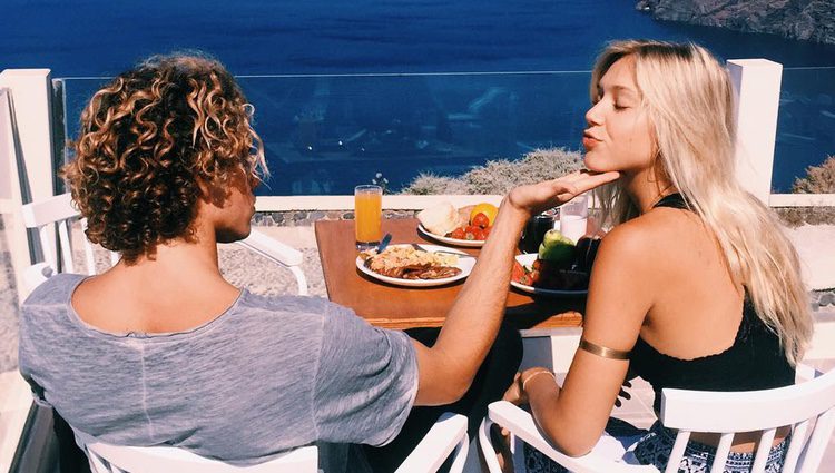 La pareja de influencers Alexis Ren y Jay Alvarrez