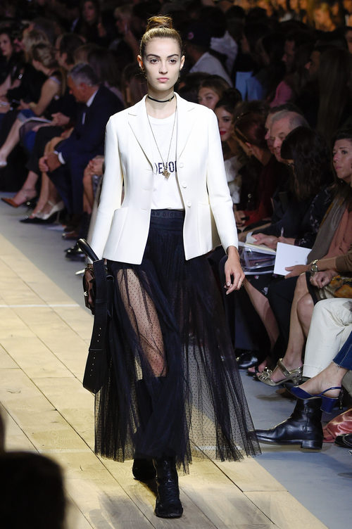 Conjunto 'black and white' durante el desfile de primavera/verano 2017 de Maria Grazia Chiuri de Dior