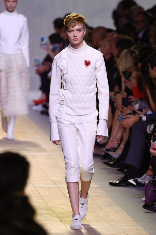 Conjunto en blanco y bordado en corazón durante el desfile primavera/verano 2017 de Maria Grazia de Dior