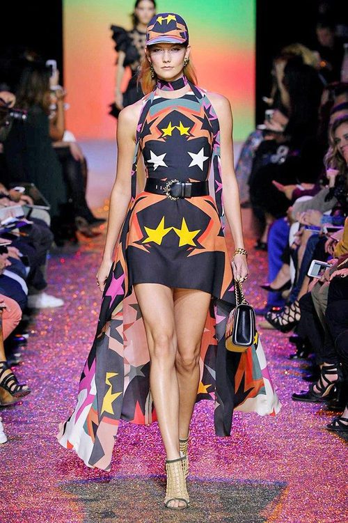 Karlie Kloss con un vestido corto con estampado de estrellas de Elie Saab en París