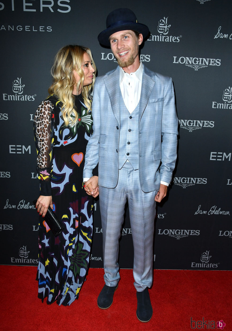 Kaley Cuoco y su novio Karl Cook en la alfombra roja de la Gala de Longines Master en Los Ángeles