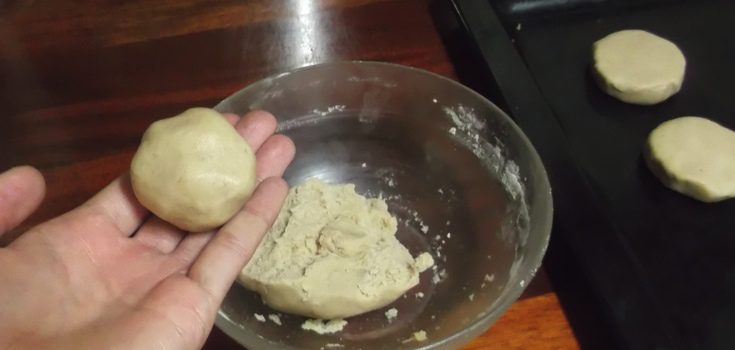Hacer bolitas con la masa antes de darle forma de polvorón