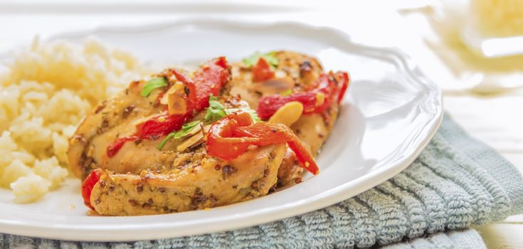 El pollo asado se puede acompañar con arroz blanco con hierbas aromáticas