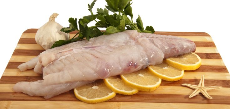 Lomos de rape listos para empezar a cocinarlos