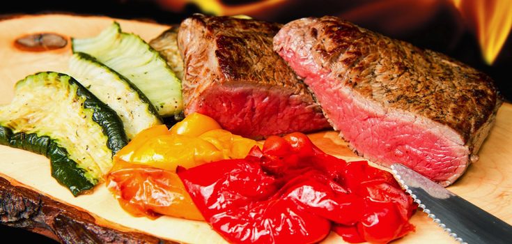 Entrecot con pimientos rojos y calabacín