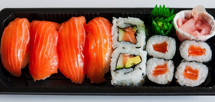 Bandeja con variedad de makis de salmón y aguacate