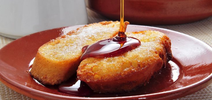 La leche frita se puede presentar con sirope de chocolate