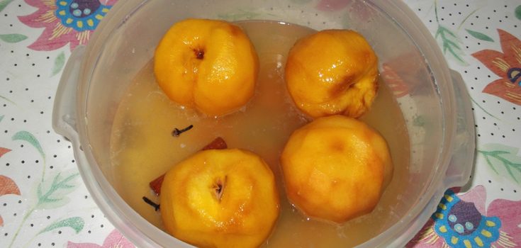 Une los melocotones pelados con la mezcla realizada en un bol grande