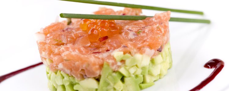 Con las sobras se puede hacer un tartar de salmón y aguacate