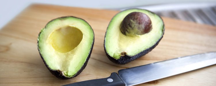 Se comienza vaciando el aguacate