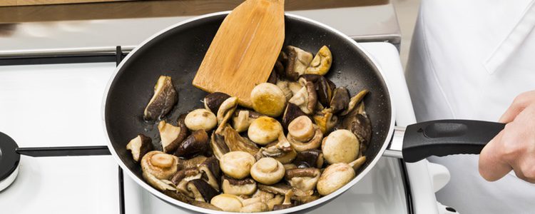 Si los boletus son frescos hay que pasarlos por la sartén