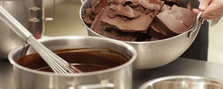 Funde bien el chocolate y consigue una mezcla compacta