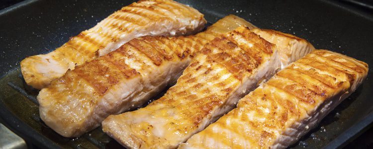 Dorar el salmón para que coja el punto adecuado