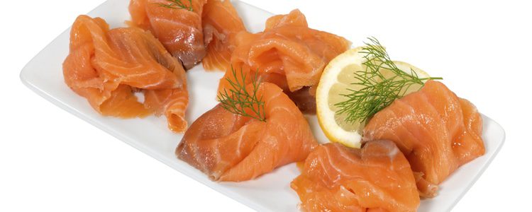 El salmón lo puedes partir al gusto, pero siempre lo más fino posible