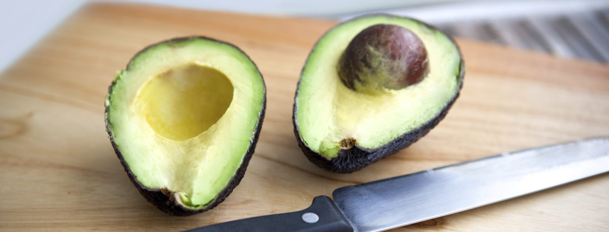 Entrantes de Navidad: Aguacates rellenos de salmón marinado