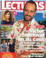 Víctor Sandoval en su casa en la portada de Lecturas
