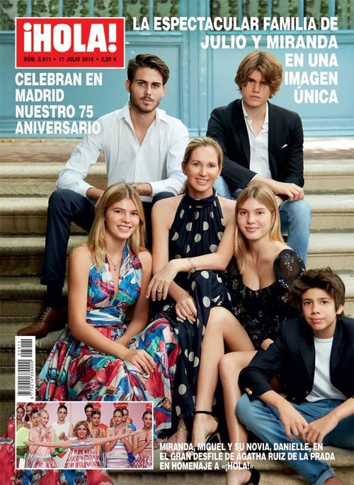 Hola publica el posado especial de la familia de Julio Iglesias y Miranda Rijnsburger