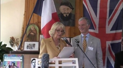 Camilla Parker Bowles da un discurso en francés durante su visita oficial en París