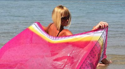 Cómo convertir un pañuelo en un complemento perfecto de playa