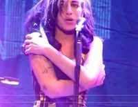 Amy Winehouse borracha en el concierto de Belgrado