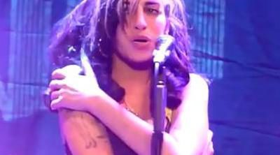 Amy Winehouse borracha en el concierto de Belgrado