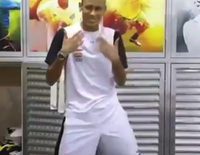 Neymar baila 'Ai se eu te pego'