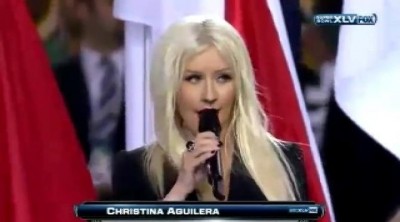 Christina Aguilera interpreta el himno de los Estados Unidos en la Super Bowl de 2011
