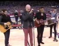 The Fray intepreta el himno de los Estados Unidos durante un partido de baloncesto